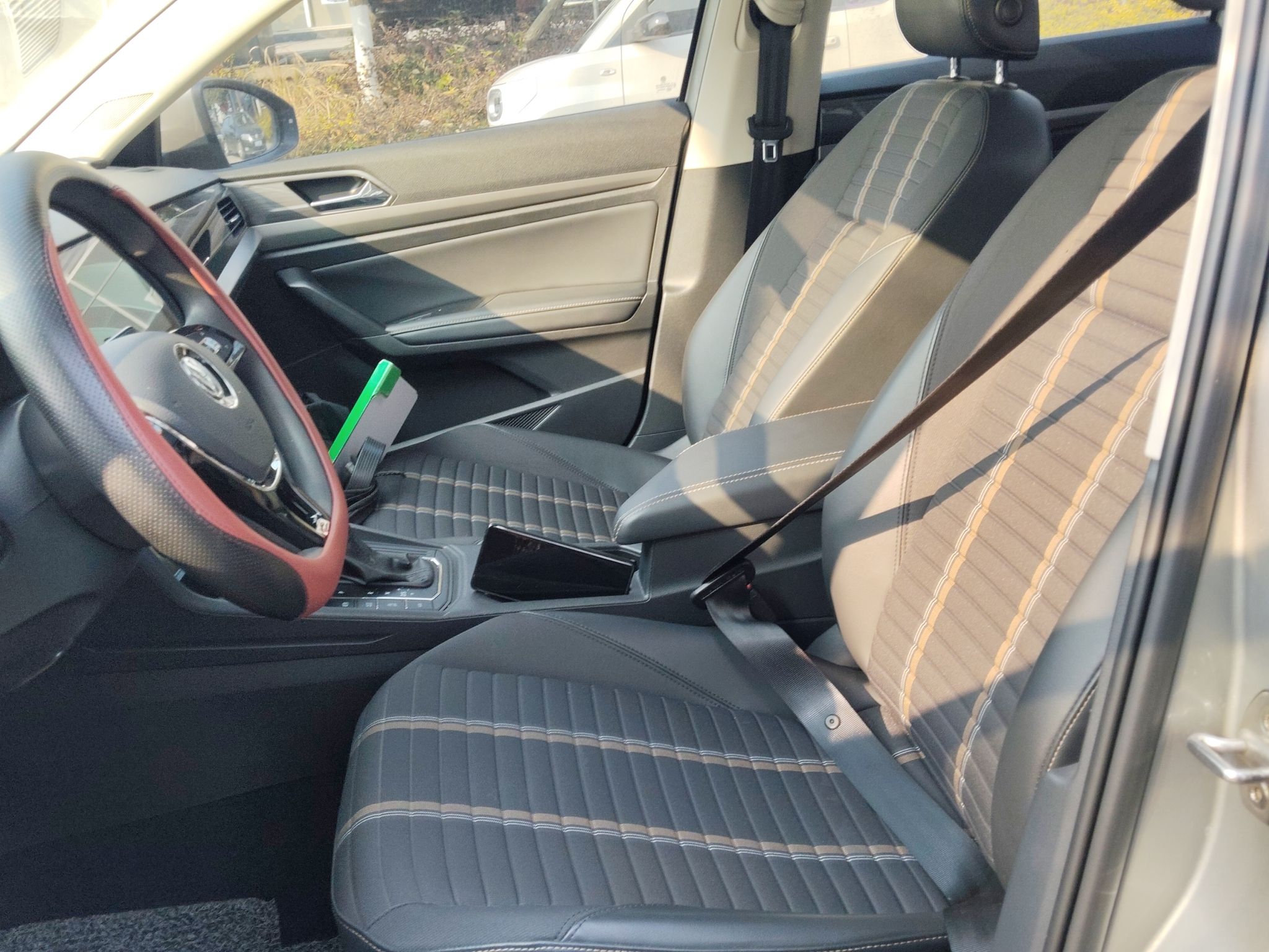 Переднее сиденье в автомобиле