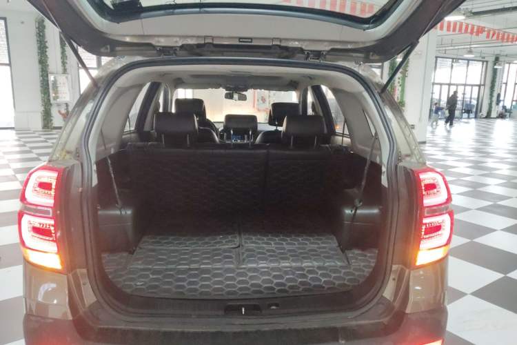 Used Chevrolet Captiva 2015 2.4L 4x4 Flagship Edition 7-Seater
