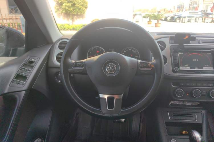 Used Volkswagen Tiguan 2015 1.8TSI Automatic Two-Wheel Drive Luxury Model Steering Wheel