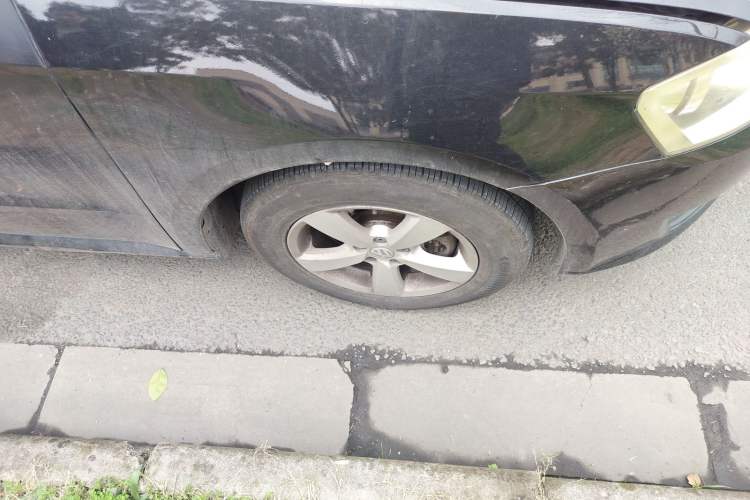 Used Volkswagen Lavida 2013 Revised Classic 1.6L Automatic Fashion Edition Right Front Wheel Hub