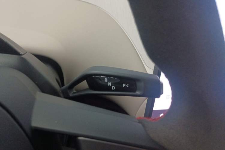 Used Xiaomi Auto YU7 2025 Ultra-Long Range High-Performance All-Wheel-Drive Max Edition Gear Lever