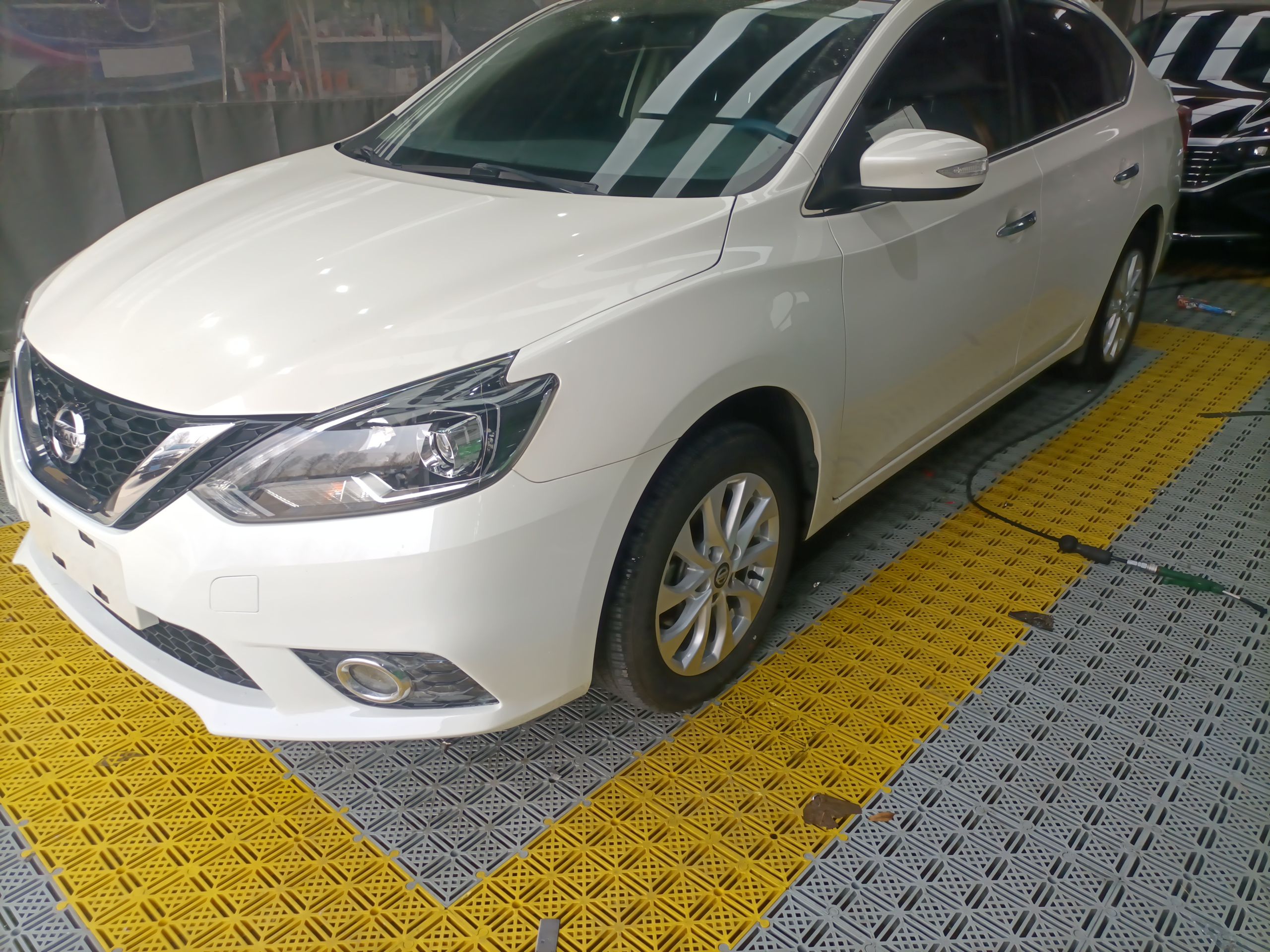 تحت مقدمة السيارة