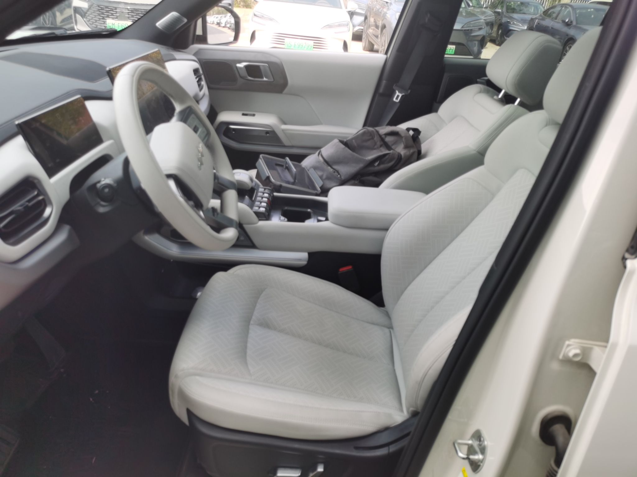 المقاعد الأمامية داخل السيارة