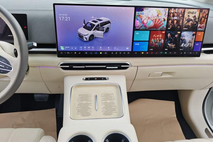 Used VOYAH Dream 2025 PHEV Four-Wheel-Drive Flagship Kunpeng Edition Audio And AC Panel