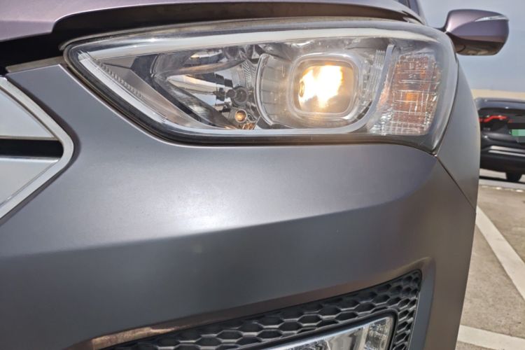 Used Hyundai Santa Fe 2013 2.4L Automatic Two-Wheel Drive Smart Version Left Front Headlight