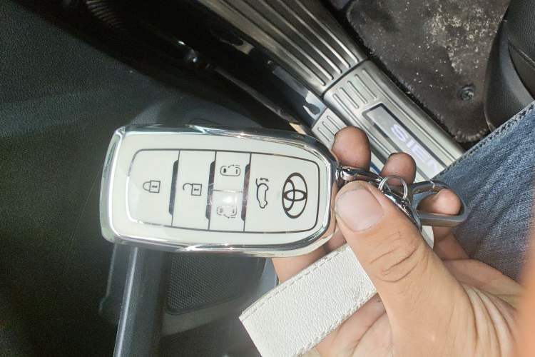 Used Toyota SIENNA 2023 2.5L Hybrid Deluxe Edition Vehicle Key