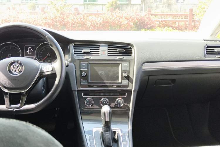 Used Volkswagen Golf 2018 1.6L Automatic Comfort Model Center Console