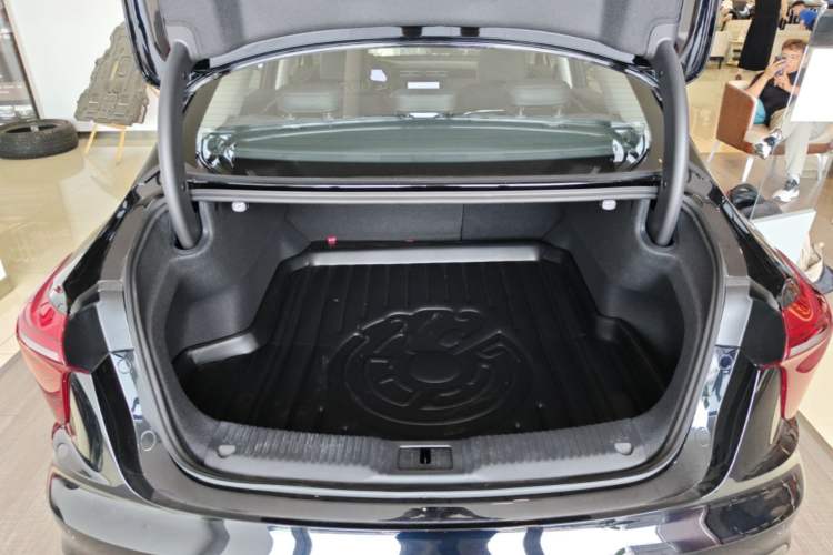 Used Hongqi H5 2025 2.0T Automatic Flag Edition – 500 000 Units Commemorative Version
