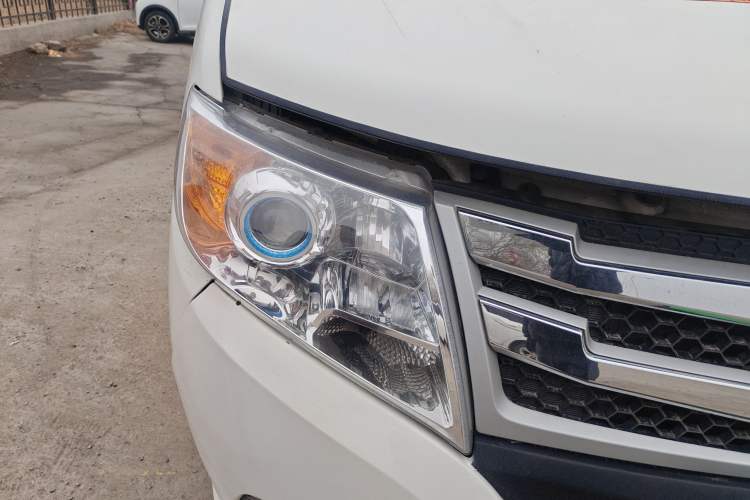 Used Dongfeng Yufeng 2021 2.3T Power King Front-Drive Logistics Van Long Wheelbase Mid-Roof 6–9 Seats China VI Standard M9T
