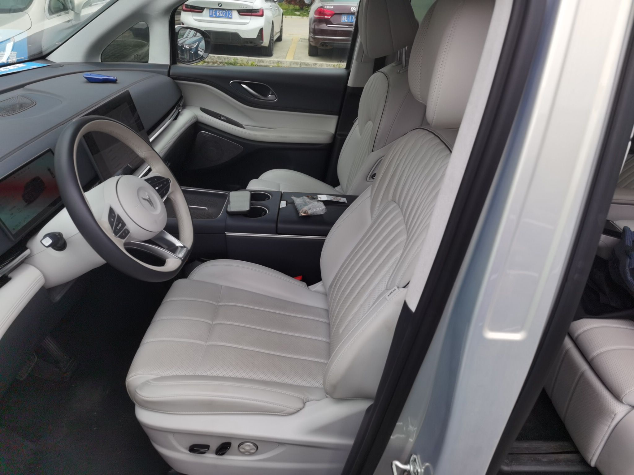 المقاعد الأمامية داخل السيارة