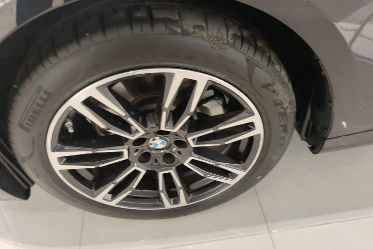 Used BMW 5 Series 2024 525Li M Sport Package Left Front Wheel Hub