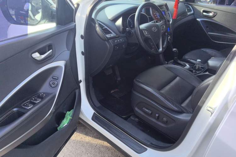 Used Hyundai Santa Fe 2013 2.4L Automatic 4x4 Smart Version Driver Seat
