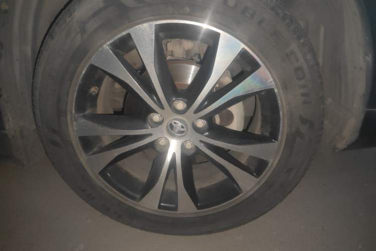Used Toyota RAV4 2015 2.5L Automatic 4x4 Elite Edition Right Front Wheel Hub