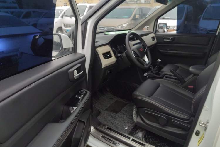 Used Wuling Zhengcheng 2021 1.5T Manual Luxury Version Interior 3