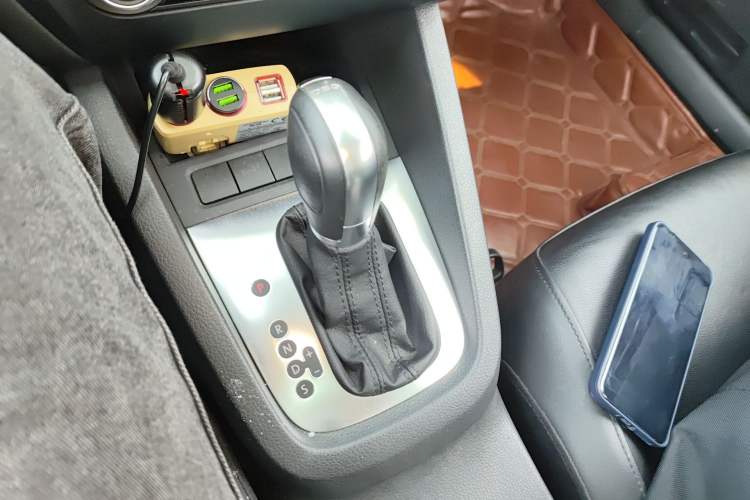 Used Volkswagen Sagitar 2014 1.4TSI Automatic Luxury Model Gear Lever