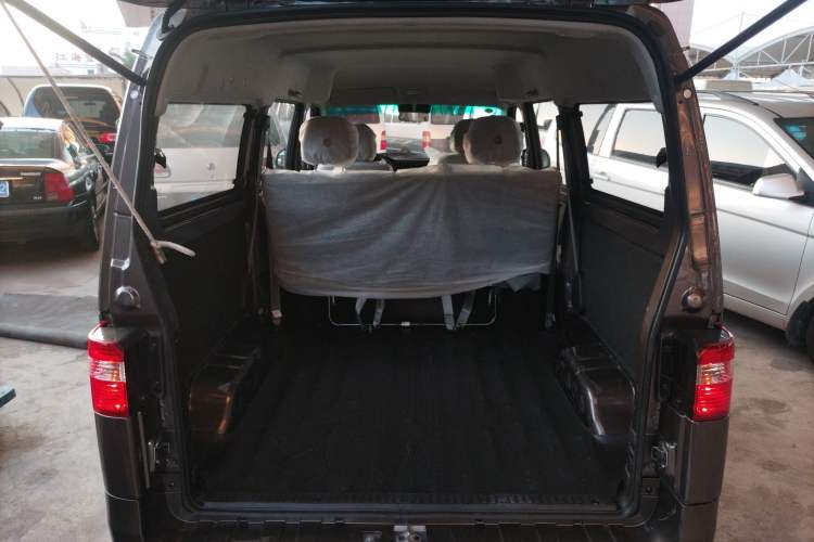 Used Jinbei Hiace X30 2023 1.5L Super-Comfortable Passenger Van 5/6/7-Seater Non-Air-Conditioned Version Model SWC15M