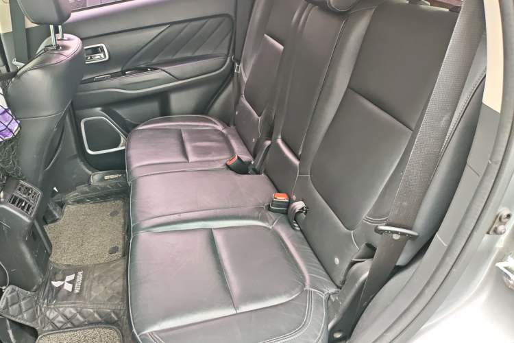 Used Mitsubishi Outlander 2019 2.4L 4x4 Zhi Xiang Edition 7 Seats China VI Standard