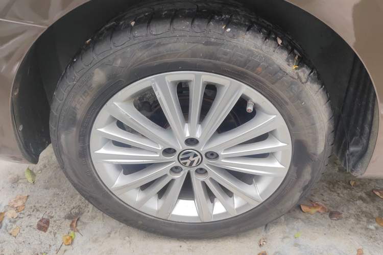Used Volkswagen Gran Lavida 2013 1.6L Automatic Comfort Model Right Rear Wheel Hub