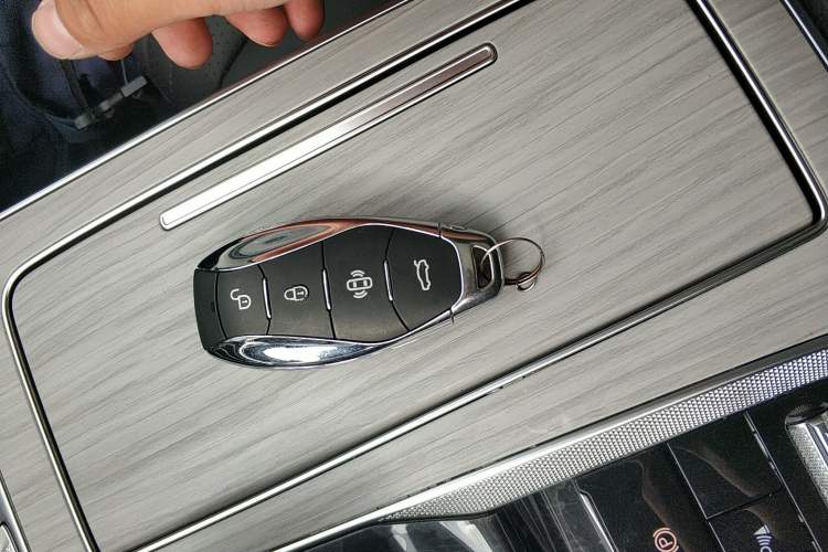 Used Hongqi HS5 2025 2.0T Two-Wheel Drive Flagship Pro Edition Vehicle Key