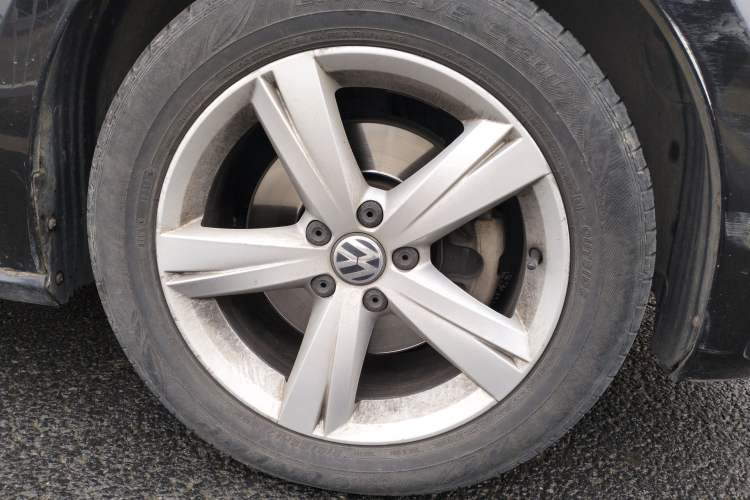 Used Volkswagen Passat 2013 1.8TSI DSG Prestige Edition Right Front Wheel Hub