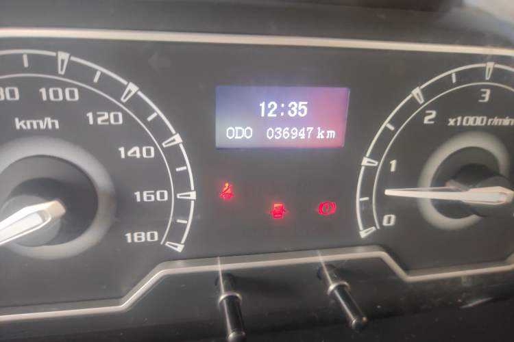 Used SAIC MAXUS Xintu V80 2021 2.0T Manual Classic City Delivery King Short Wheelbase Mid-Roof Design 3 Seats
