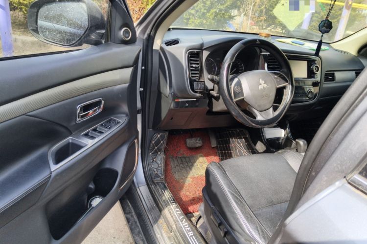 Used Mitsubishi Outlander 2014 2.4L 4x4 Deluxe Value Edition 5 Seats