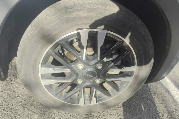 Used Chery QQ Little Ant 2022 Restyled Version Sweet Pink Edition Half-Sugar Version 30.6 kWh 30 kW 301 km Right Front Wheel Hub