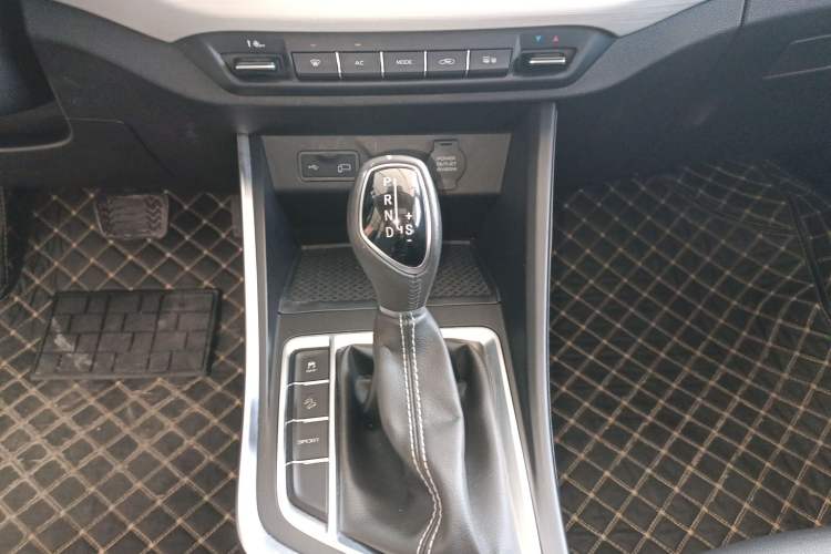 Used Geely Auto Vision X3 2020 1.5L CVT Luxury Model Gear Lever