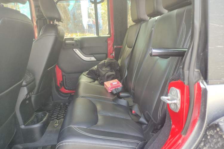 Used Jeep Wrangler 2015 3.6L Rubicon Four-Door Comfort Edition Left Rear Seat