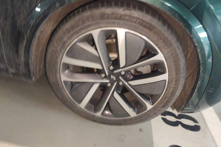 Used Li Auto L9 2022 Max model Right Front Wheel Hub