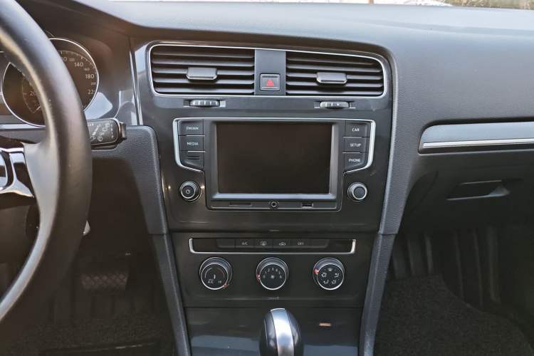 Used Volkswagen Golf 2017 1.6L Automatic Comfort Million-Vehicle Anniversary Edition
