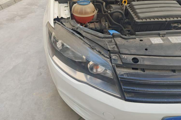 Used Volkswagen Jetta 2015 Value Edition 1.6L Manual Fashionable Style Right Front Headlight