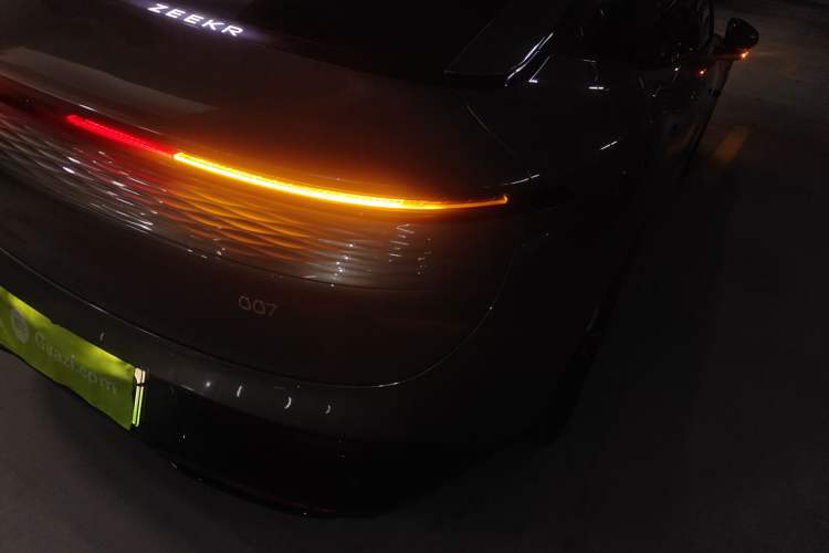 Used Zeekr 007 2025 Long-Range Rear-Wheel-Drive Intelligent Driving Version 100 kWh Exterior 3