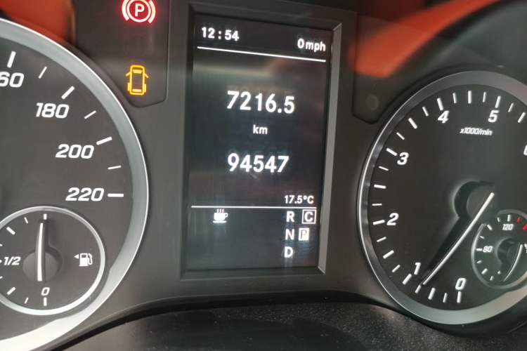 Used Mercedes-Benz Vito 2023 2.0T Elite Version 7 Seats Odometer Close Up