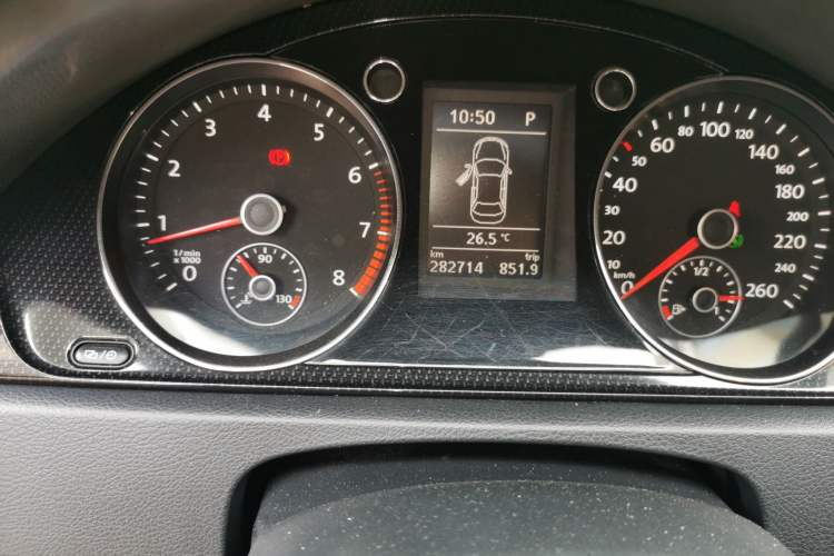 Used Volkswagen Magotan 2013 2.0 TSI Luxury Model Odometer Close Up