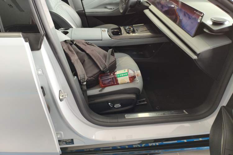 Used Geely Galaxy E8 2025 700 km Long-Range Intelligent Driving Version Right Front Seat