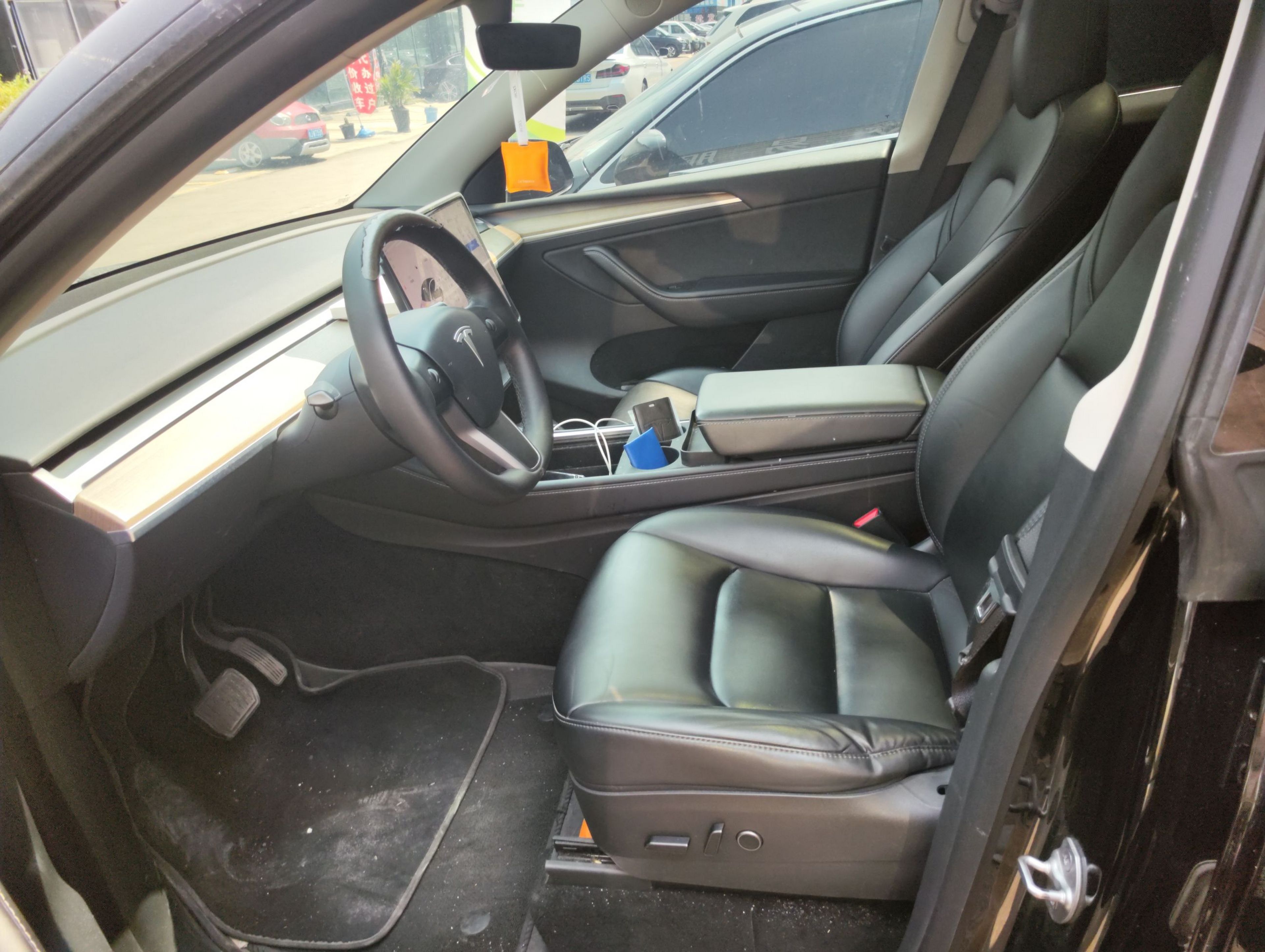 المقاعد الأمامية داخل السيارة