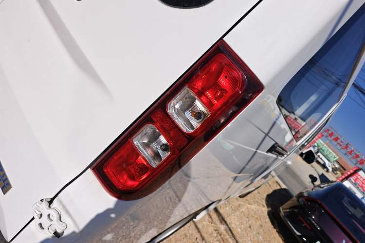 Used Wuling Yangguang 2024 300KM Comfort Version Passenger Van 75kW Right Rear Taillight