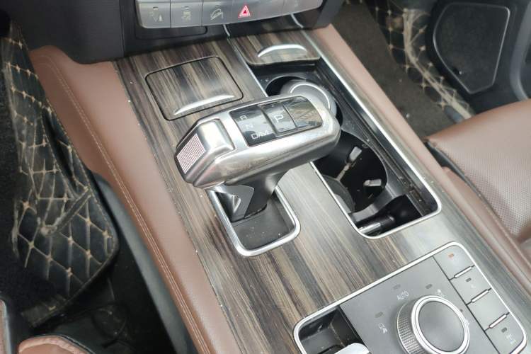 Used Haval H9 2017 2.0T Gasoline 4x4 Premium 5-Seater Gear Lever