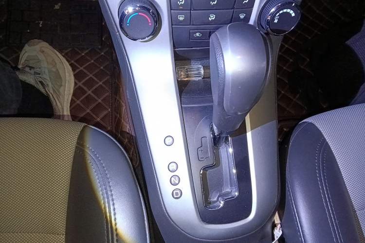 Used Chevrolet Cruze 2013 1.8L SE AT Gear Lever