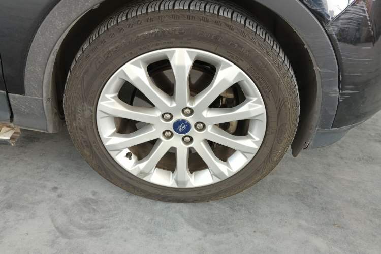 Used Ford Kuga 2013 2.0L GTDi Four-Wheel-Drive Elite Model Right Front Wheel Hub