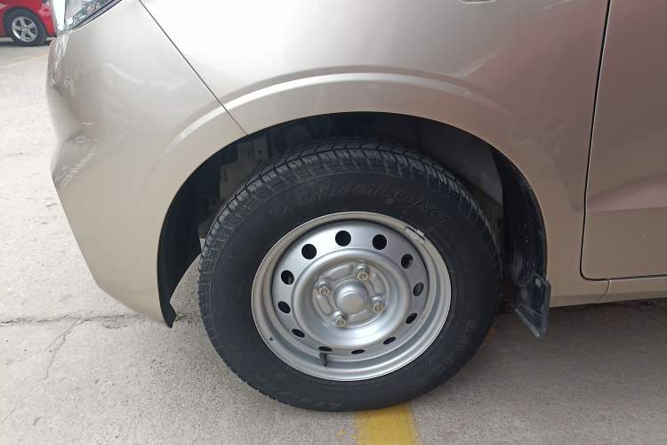 Used Wuling Hongguang V 2022 1.5L Jingqu Edition Enclosed-Window Vehicle with Hydraulic Power Steering LAR