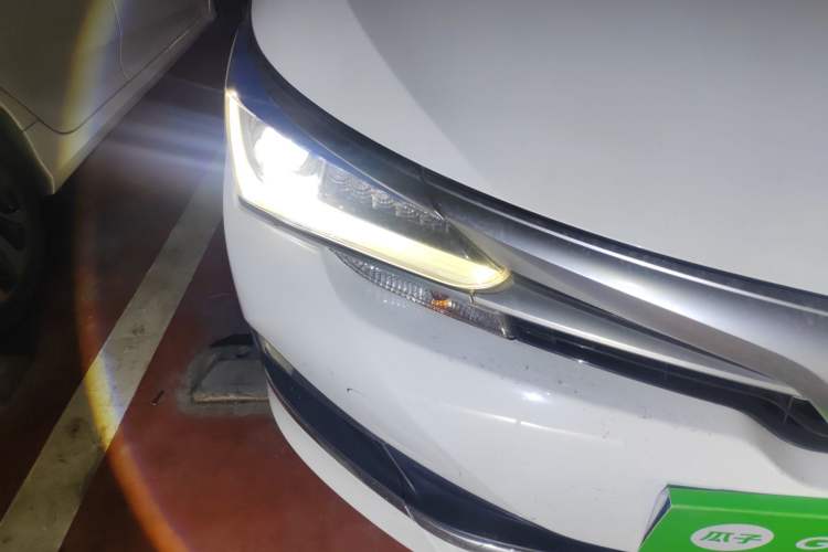 Used Toyota Corolla 2017 Revised Dual-Engine 1.8L E-CVT Elite Edition Right Front Headlight