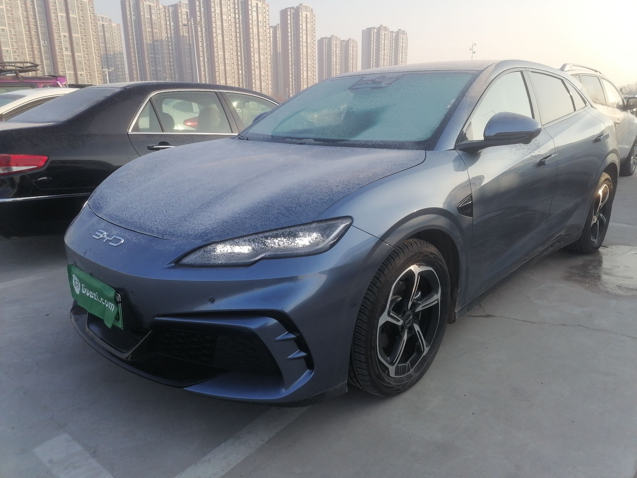 Под передней частью автомобиля