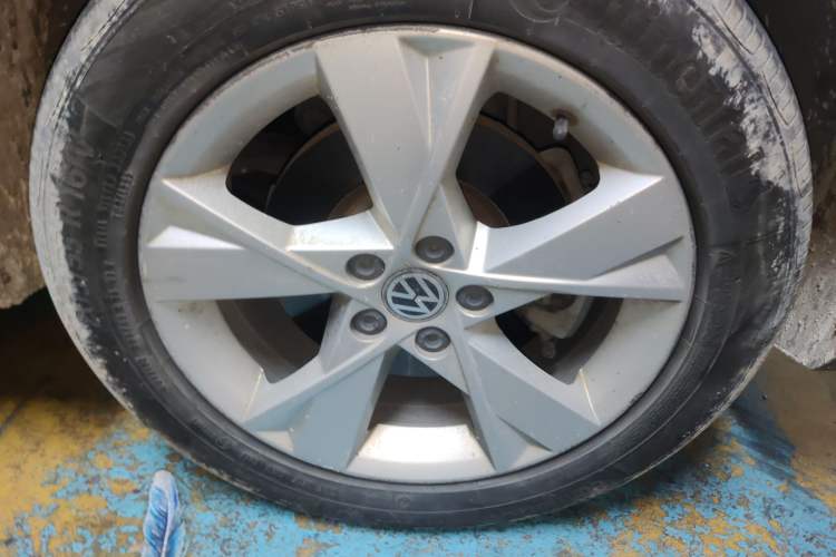 Used Volkswagen Bora 2013 1.6L Automatic Comfort Model Right Front Wheel Hub