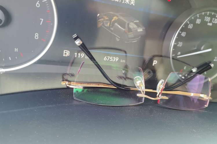 Used Buick GL8 2021 Land Cruiser Executive Class 652T Smart Luxury Model Odometer Close Up