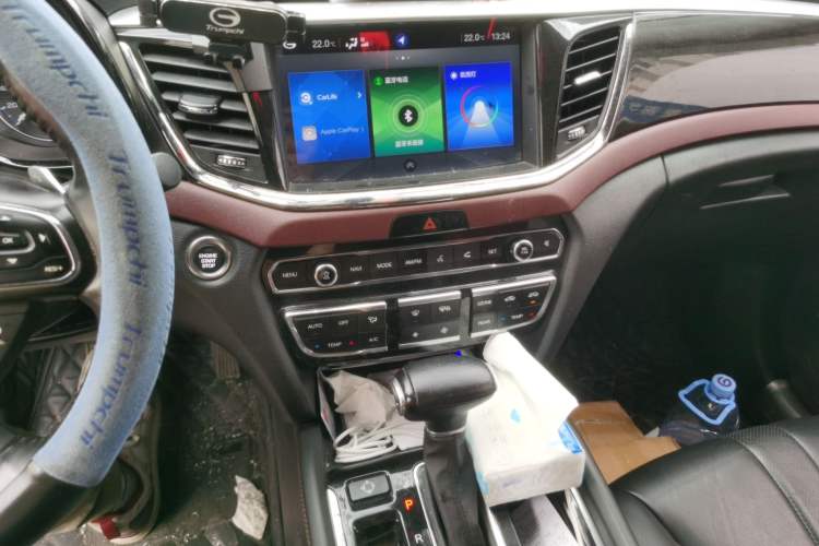 Used GAC Trumpchi GS8 2017 320T Two-Wheel Drive Luxury Smart Connectivity Version (7 Seats) Audio And AC Panel