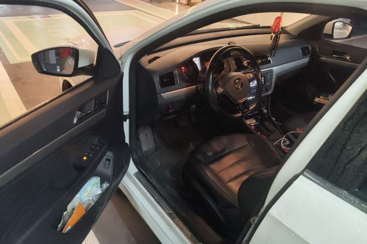 Used Volkswagen Lavida 2017 1.6L Automatic Comfort Edition
