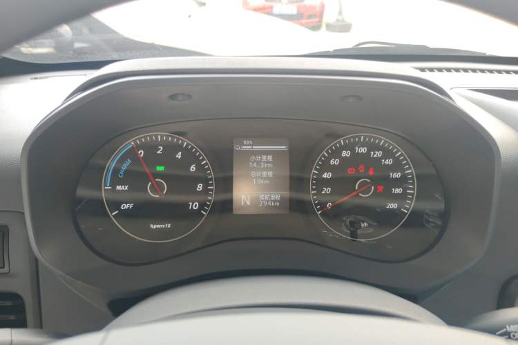 Used Wuling Yangguang 2024 300KM Comfort Version Passenger Van 75kW