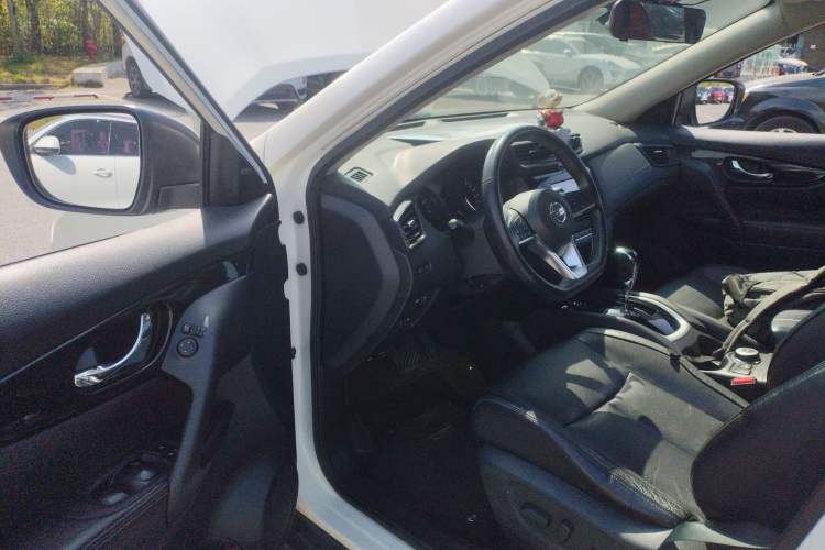 Used Nissan X-Trail 2017 2.5L CVT Luxury Edition 4WD Interior 3